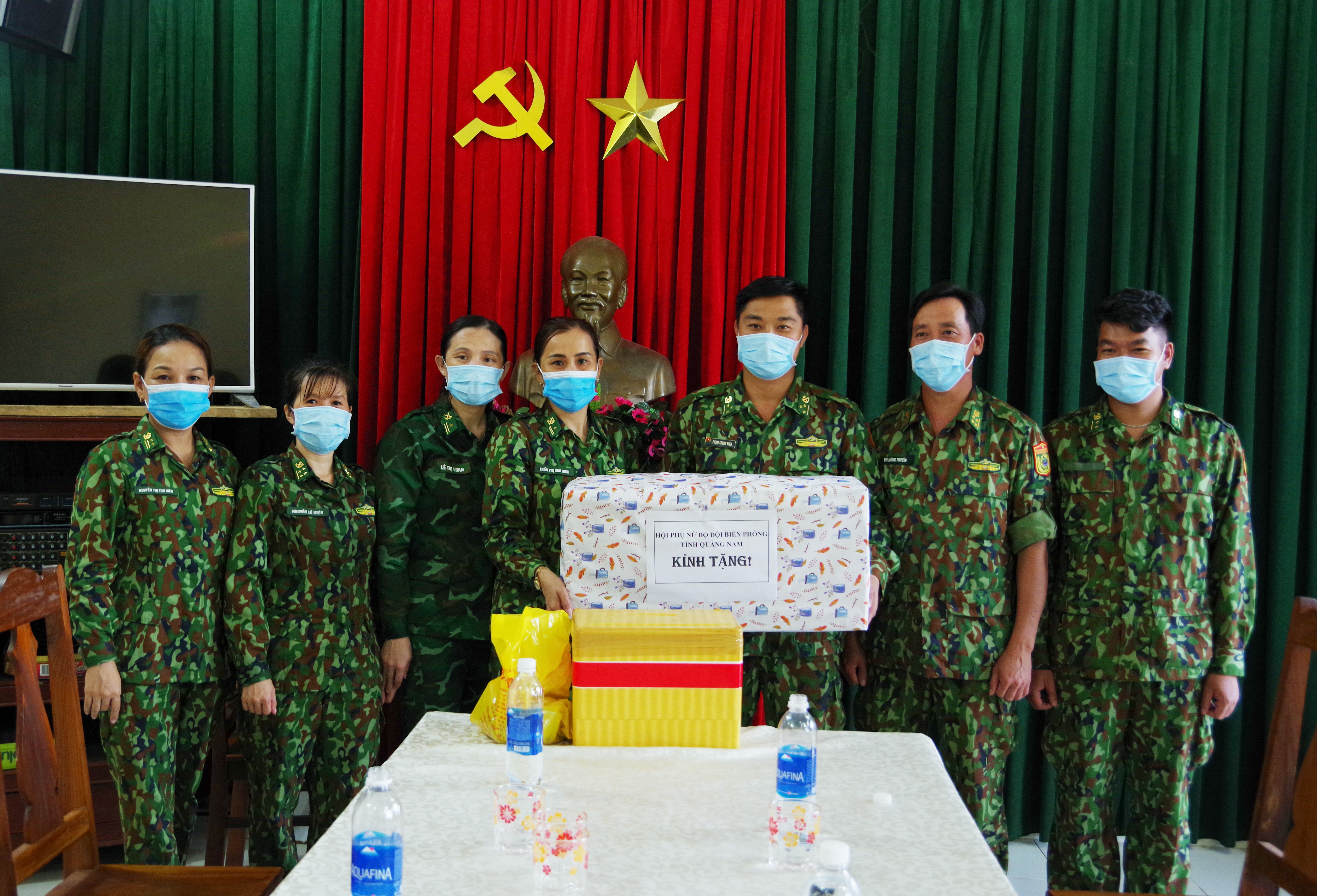 Tặng quà cán bộ, chiến sĩ Trạm kiểm soát cửa khẩu Nam Giang.